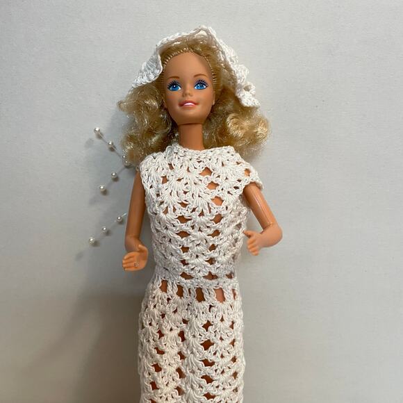 Vintage 1966 Barbie doll Mattel Maylasia‎ bendable white crochet outfit with hat - Picture 1 of 8